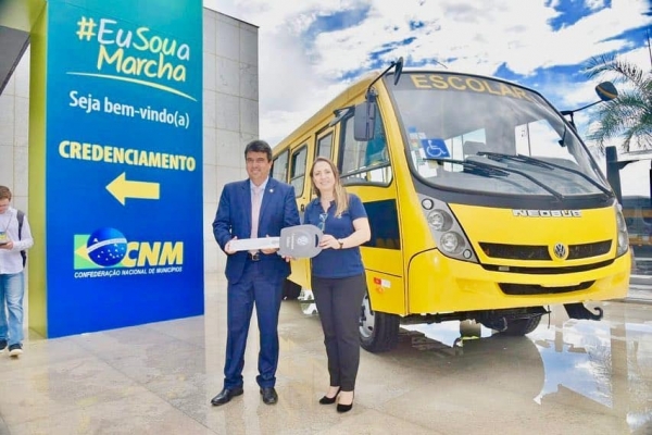 Prefeitura de Serrinha: Prefeito Adriano Lima anuncia três ônibus novos para o transporte escolar
