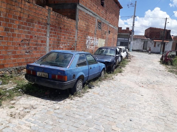 Prefeitura de Serrinha lança operação para retirar veículos abandonados das ruas e calçadas