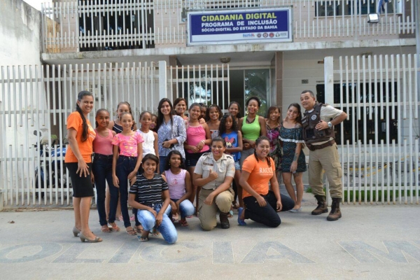 PM e SEMED promovem curso de automaquiagem para estudantes de escolas públicas de Serrinha
