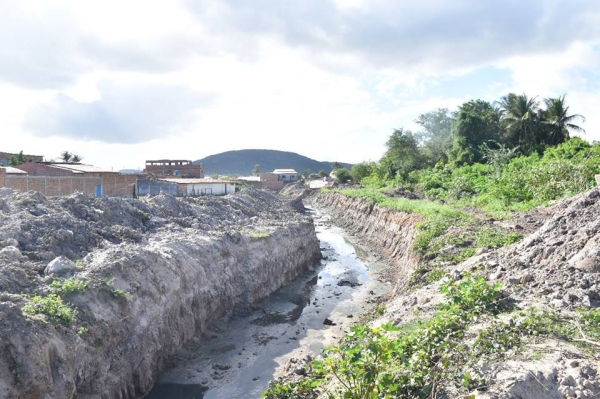 Prefeitura Municipal de Serrinha realiza melhoramento em rede de esgoto no bairro da Estação