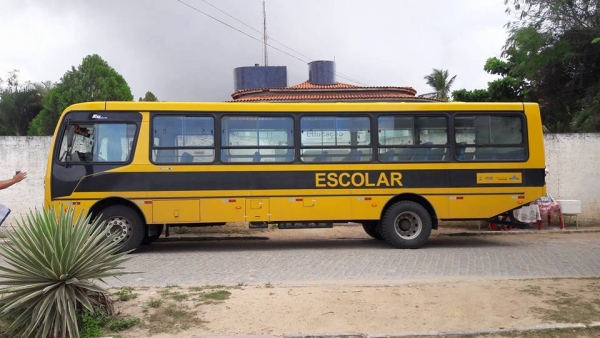 Prefeitura de Serrinha entrega ônibus para o transporte escolar da rede municipal de ensino