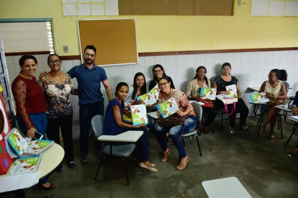 Secretaria de educação realiza a entrega do livro Aprender com Alegria