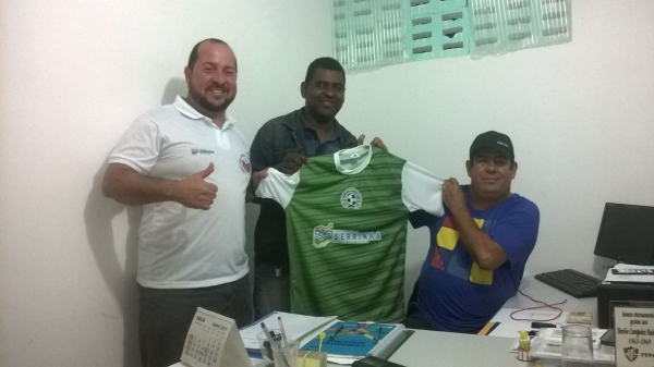 Prefeitura de Serrinha faz entrega de uniformes para as equipes que participarão da Primeira copa Serrinhense de futsal