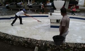 Nova gestão executa limpeza da fonte