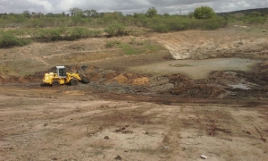 Prefeitura de Serrinha realiza limpeza em mais um açude da zona rural do município