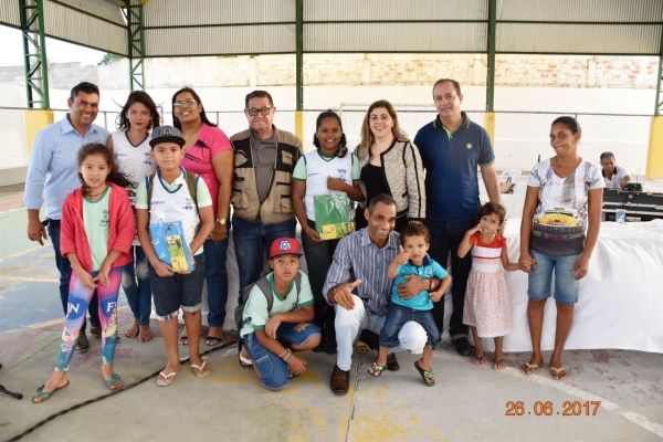 Alunos da Rede Municipal de ensino de Serrinha recebem livros, kits pedagógicos e fardamento