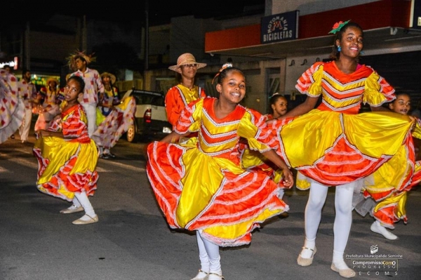 Arrastão de Quadrilhas faz a abertura de umas das maiores festas de São João do interior da Bahia