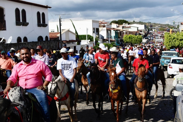 Desfile de vaqueiros atrai multidão pelas ruas de Serrinha