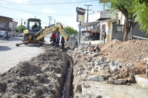 Prefeitura de Serrinha: Secretaria de Infraestrutura segue desobstruindo esgotos e limpando ruas
