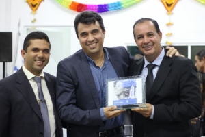 Prefeito Adriano Lima participa de Sessão Solene de entrega de Título de Cidadão Serrinhense, na Câmara de Vereadores